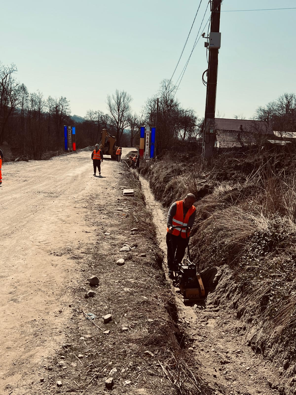 Șanț și compactare la extindere rețea edilitară — comuna Glăvile
