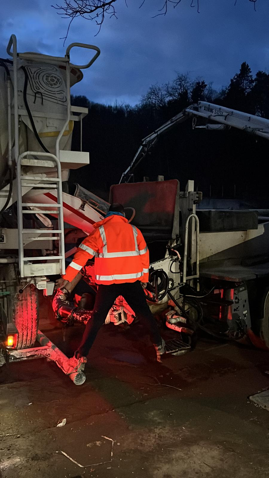 Turnare beton cu pompă mobilă — șantier structură