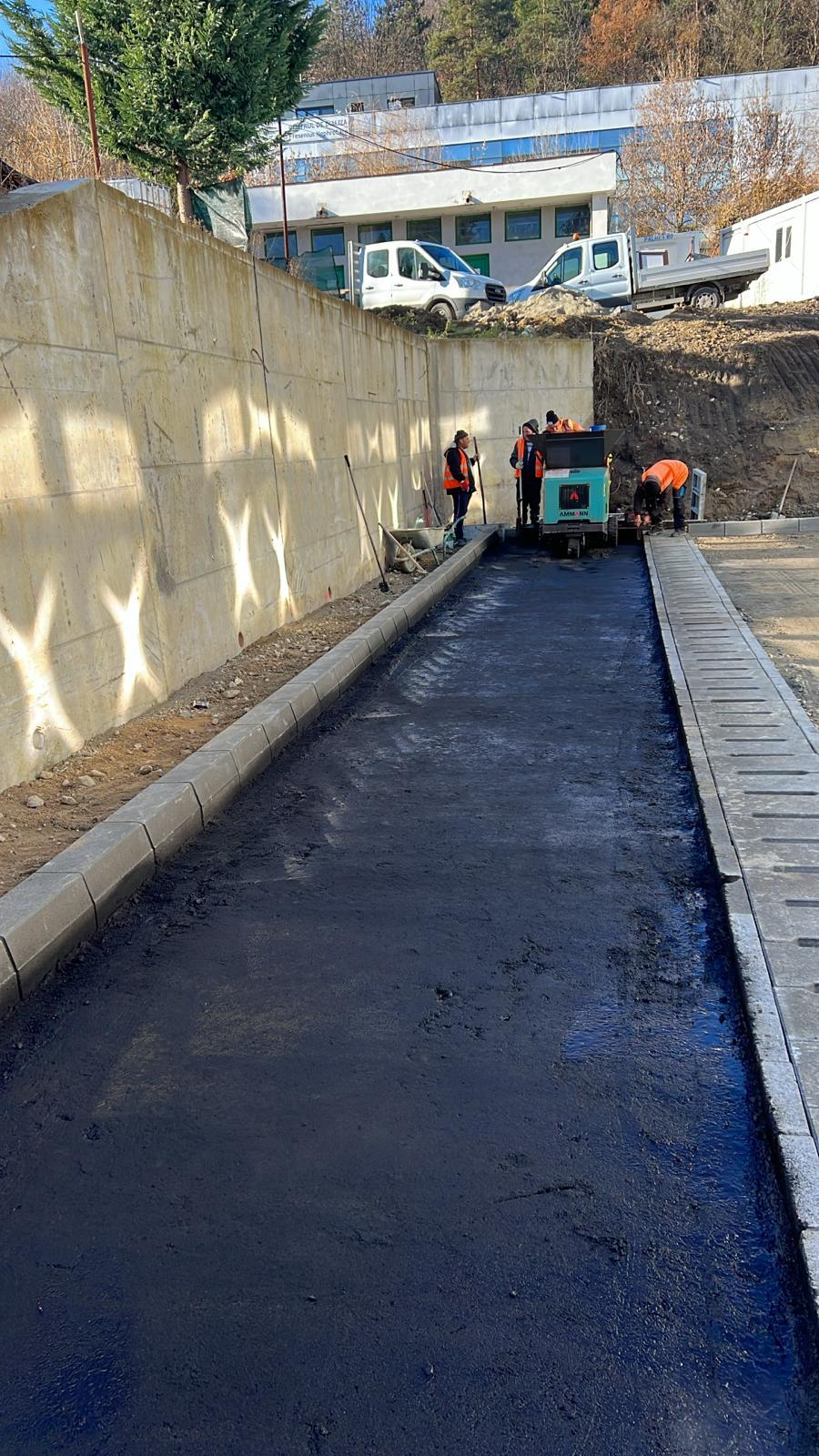 Asfaltare acces spital — compactare strat de uzură